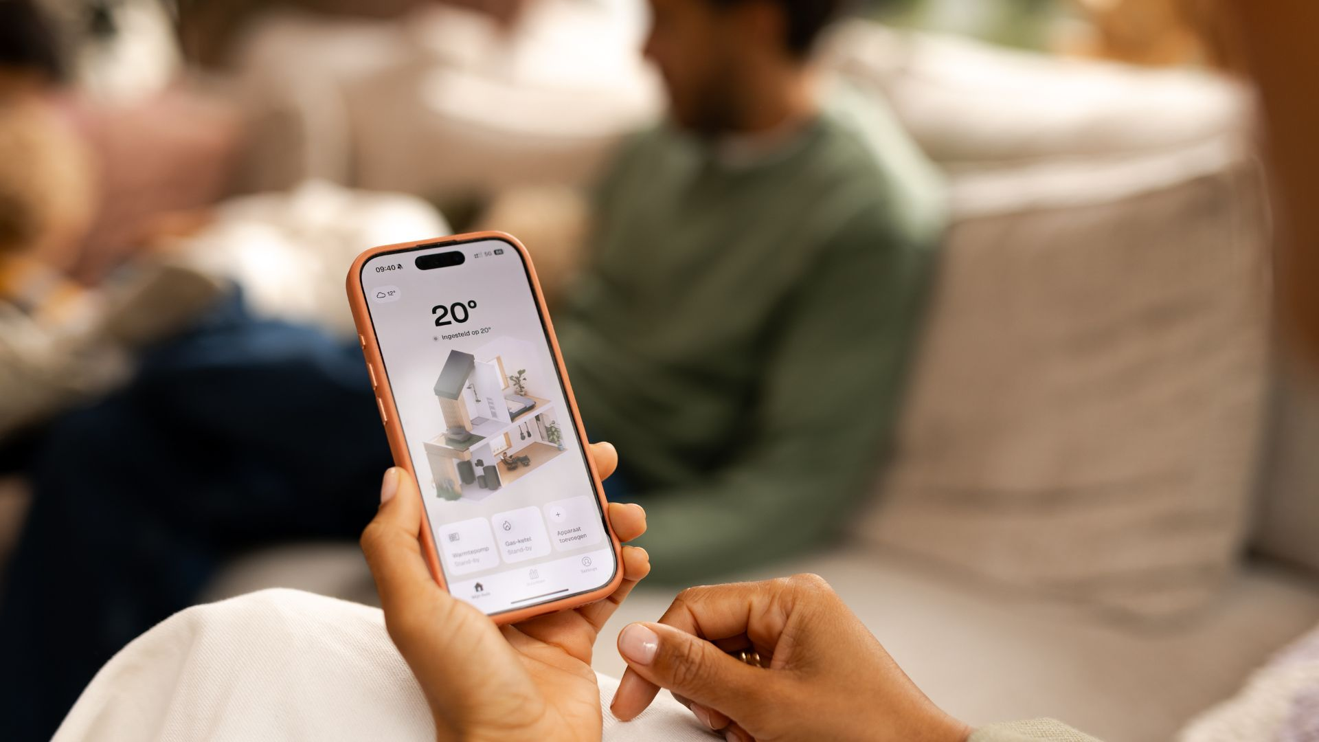 Gebruik van de Weheat app op een telefoon in de woonkamer