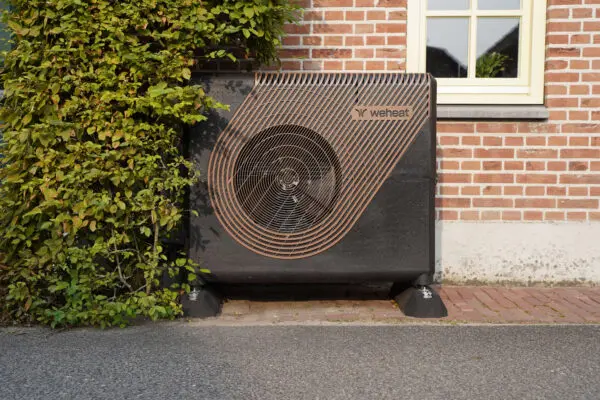 Weheat Sparrow buitenunit tegen de gevel van een woning