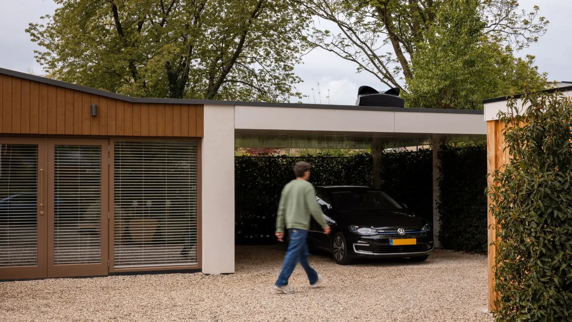Weheat Blackbird warmtepomp op het dak van een carport bij een woning